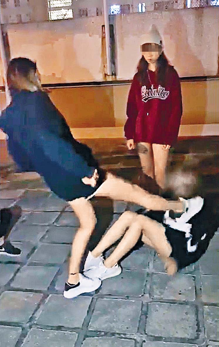 纹身双姝欺凌少女 扯发掴32巴踢20脚