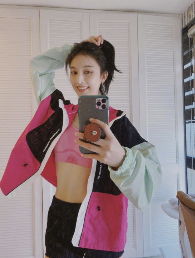 好身材:女星晒马甲线秀火辣身材