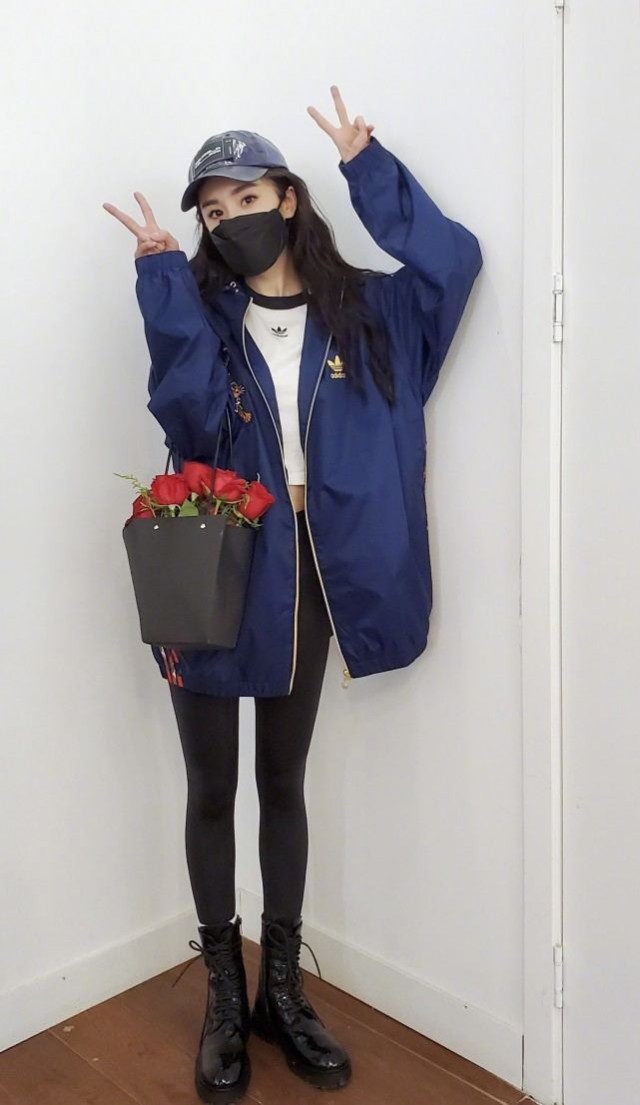 杨幂穿露腰无袖背心配工装长裤造型大胆吸睛