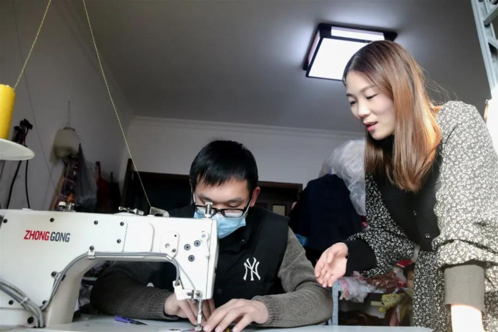 遮掩掩,现在,她完全可以坦然地告诉对方:我是一名淘宝寿衣模特和主播