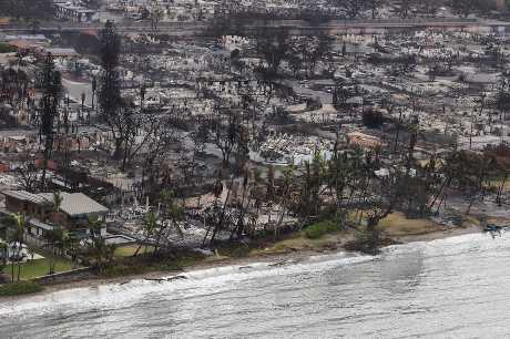 毛伊岛旅游小镇拉海纳被山火吞噬，化为烧焦废墟。路透社