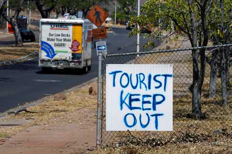 毛伊岛呼吁游客勿前往当地旅游，以免影响救灾工作。美联社
