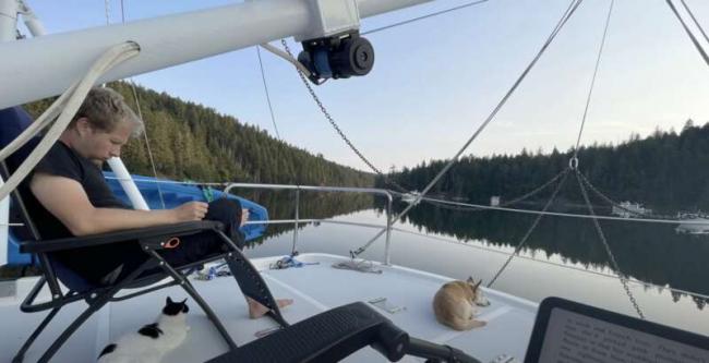 加拿大30岁夫妇卖房买游艇 生活在船上 加拿大30岁夫妇卖房买游艇 生活在船上