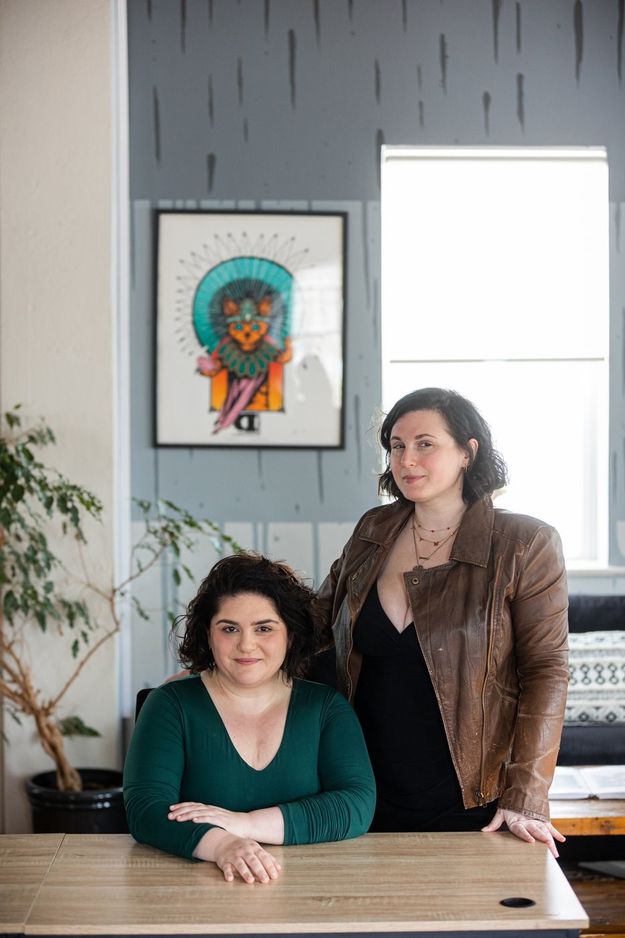 Olivia Howell与Jenny Dreizen在这张未经日期的材料照片中合影。Howell和Dreizen是离婚登记业务Fresh Starts Registry的联合创始人。THE CANADIAN PRESS/Handout - Terrie Alfieri Photography（必须注明来源）