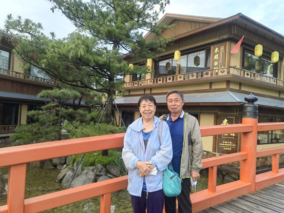 (作家、何宗学先生和他的夫人、中学高级教师李雪梅女士)