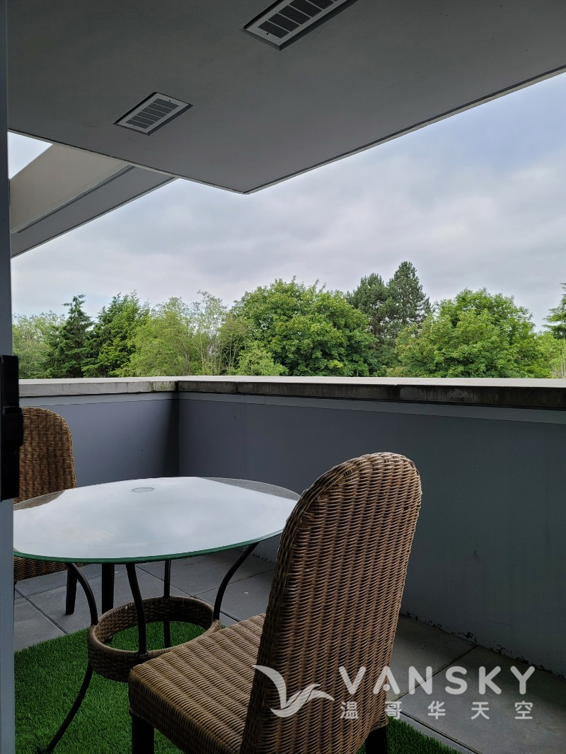 230110090739_balcony.jpg