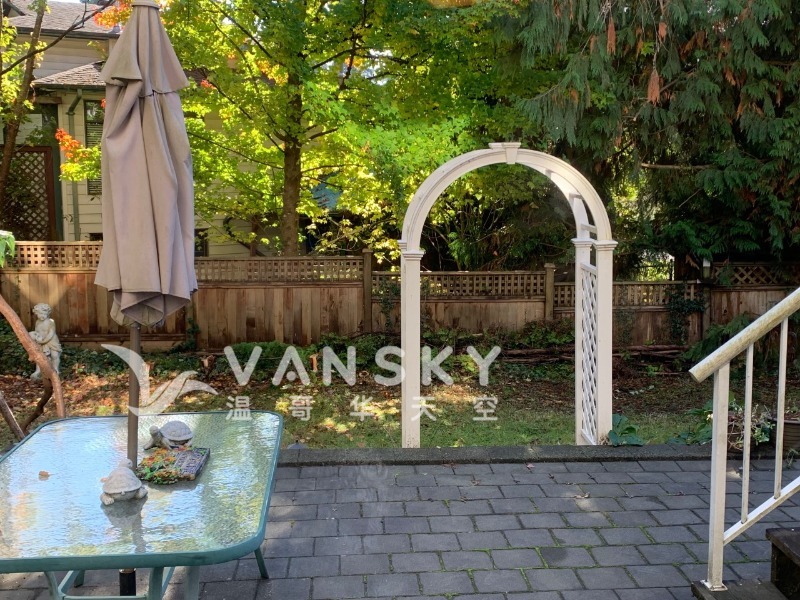 230208164021_BackyardWithTableAndArch.jpg