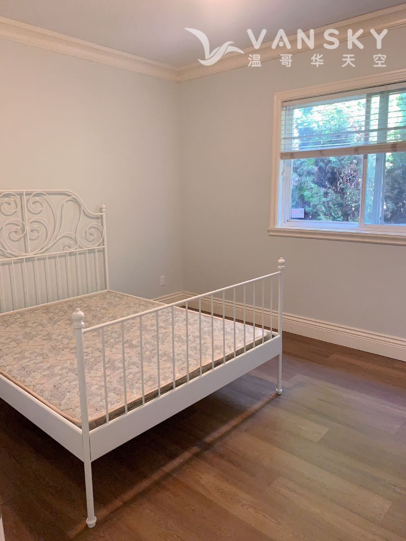 230330122042_bedroom.jpg