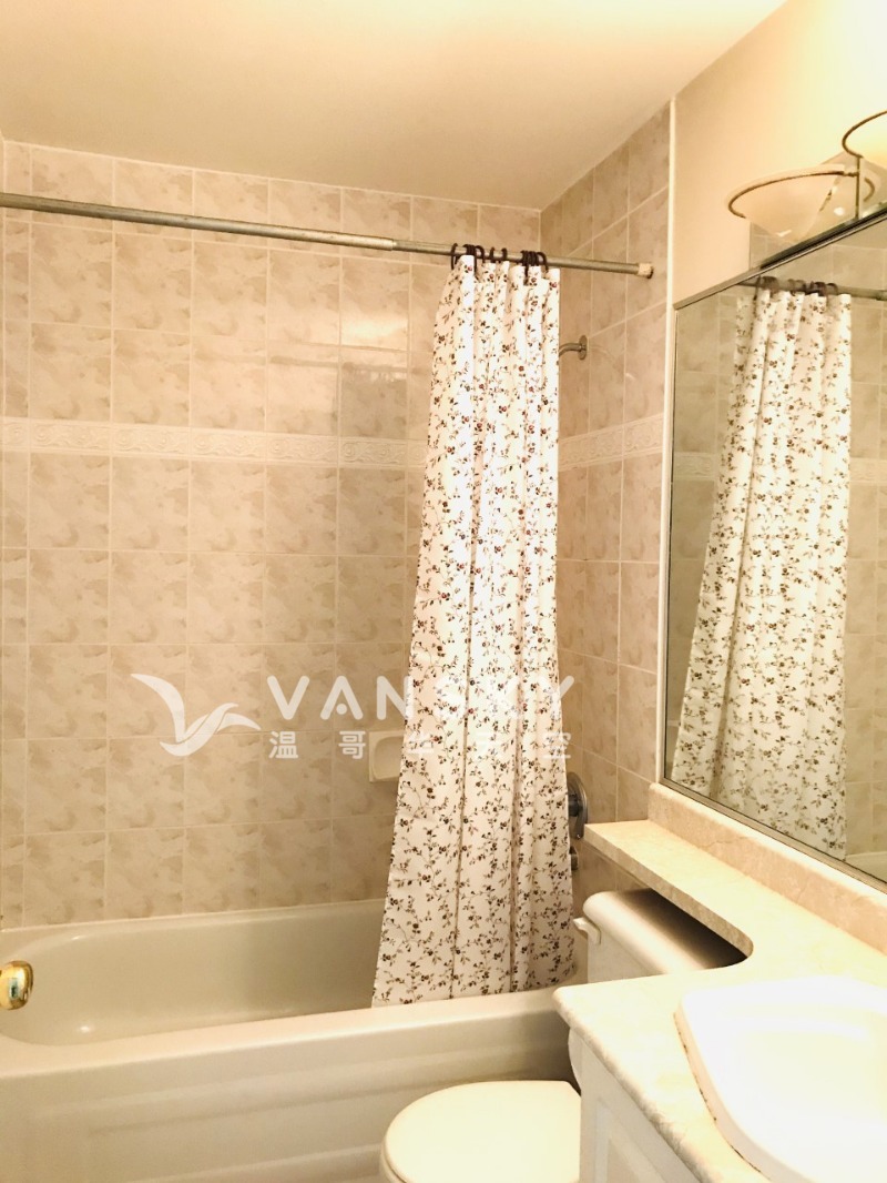 230331001838_BBY_upper_bathroom.jpg