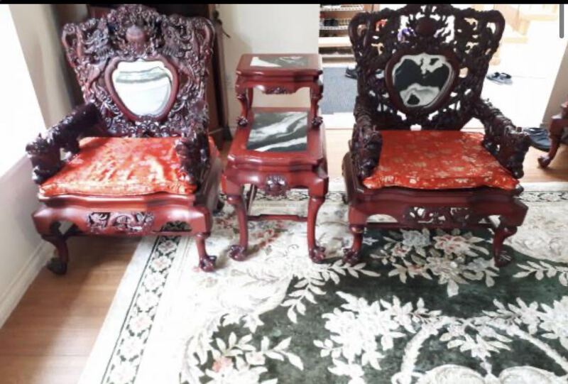 搬家转让古董龙雕沙发十件套和红木餐桌椅九张红木电视柜等