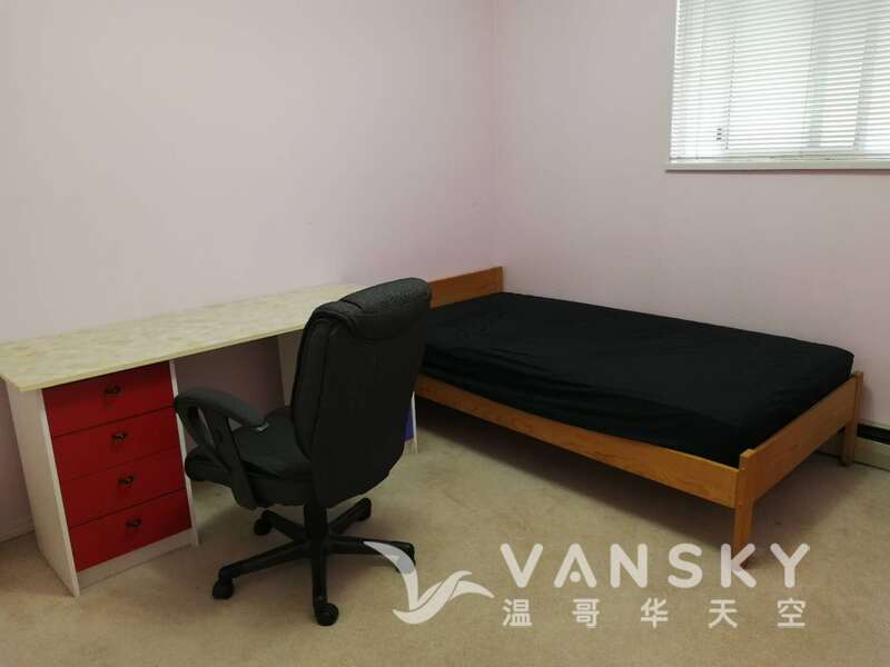 温哥华西区近刊比42街楼上有一间单房出租