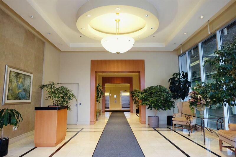 列治文市中心Richmond center商场 2房2卫1车位超大露天阳台带家具出租 