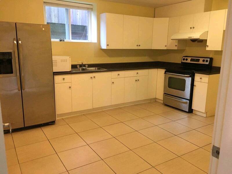 Metrotown 附近二室一厅一卫出租，半地上房间