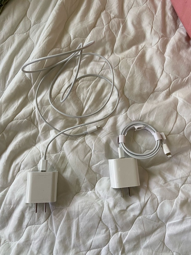 卖两个苹果手机快充