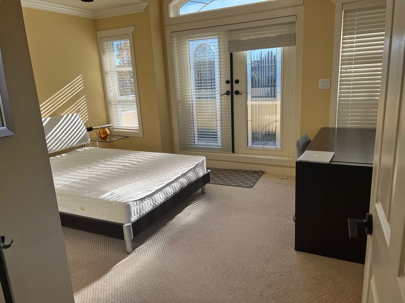 列治文House独立出入1室一厅出租