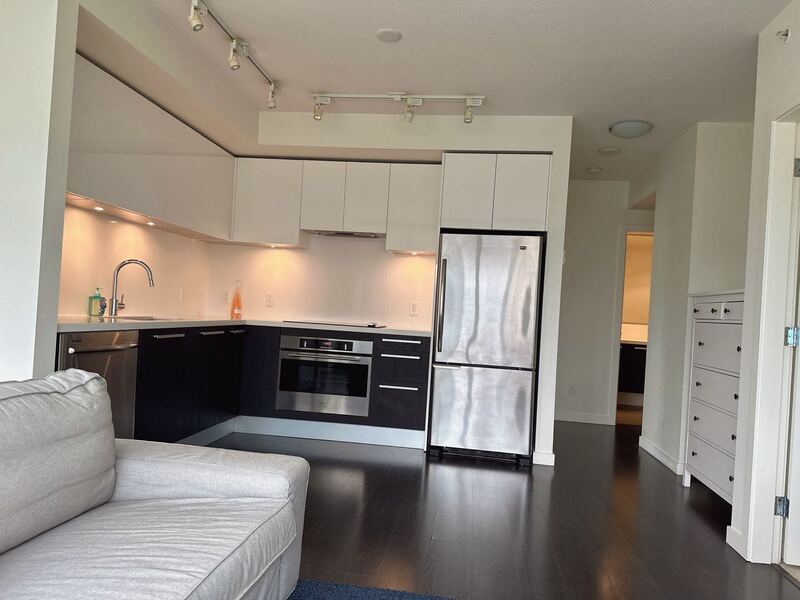 Metrotown 天车站主卧室找女室友