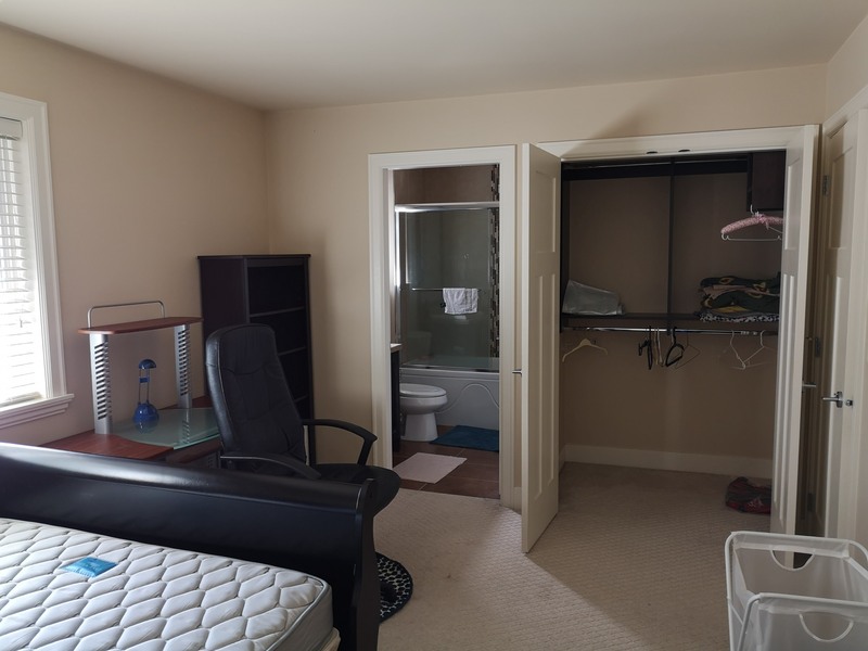 近SFU及天车站一独立屋单房出租