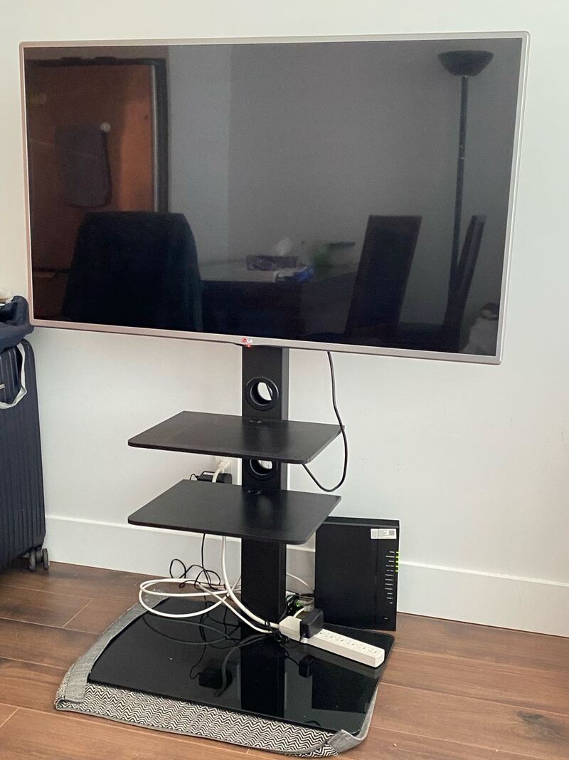 LG 47 寸智能电视机和架子