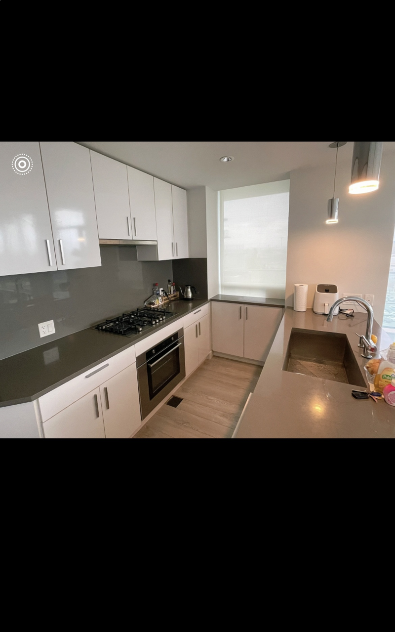 列治文Lansdowne高层公寓2b2b寻女生室友