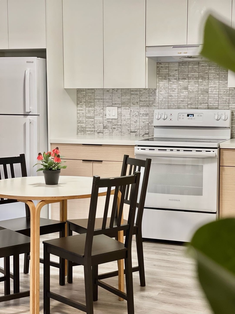 东本拿比宽敞两房一卫半地下出租