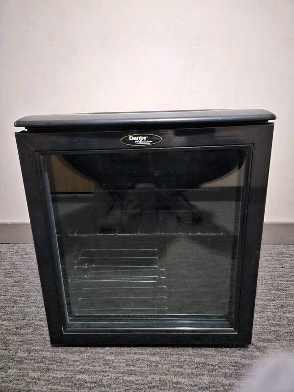 酒专用冰箱50元，请电或者短信778-980-8519