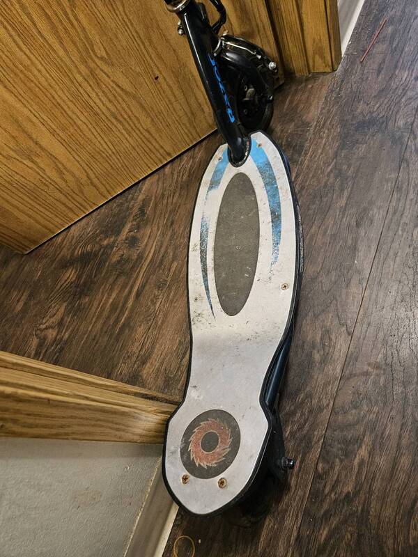 电动滑板车Razor  piwer core E100只要20元，请电或短信778-980-8519