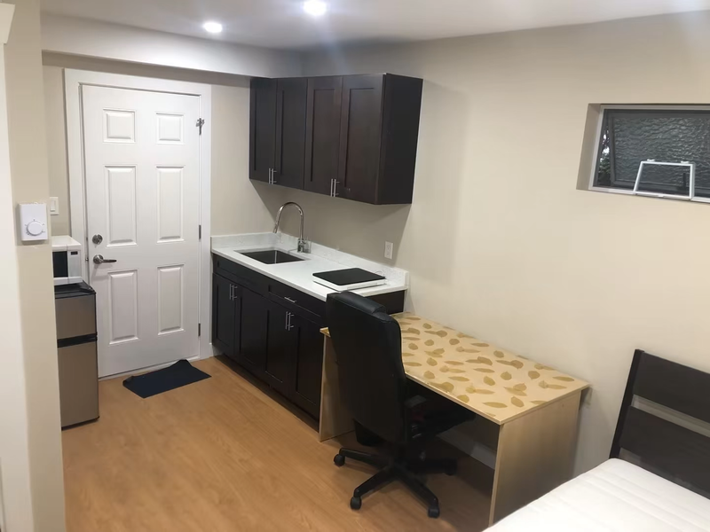 列治文 独立进出平层单位出租