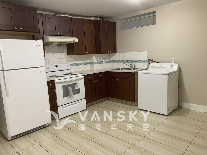 独立门户两房一厅一卫一厨、近天车站、公交车站、中小学、购物方便