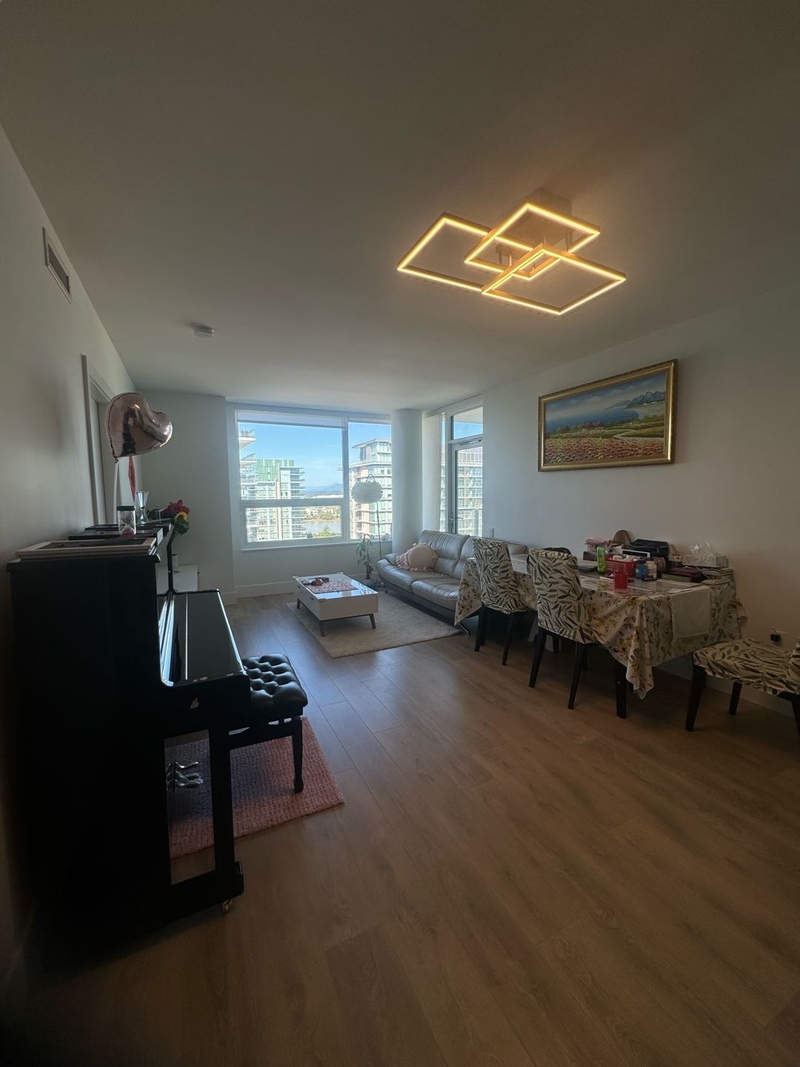 列治文两卧一卫高级公寓带家具