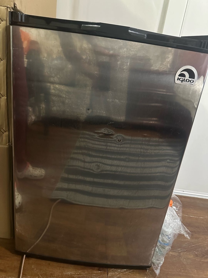 回国出售小冰箱$60、烧水壶$5、烤面包机$5；水果粉碎机$10