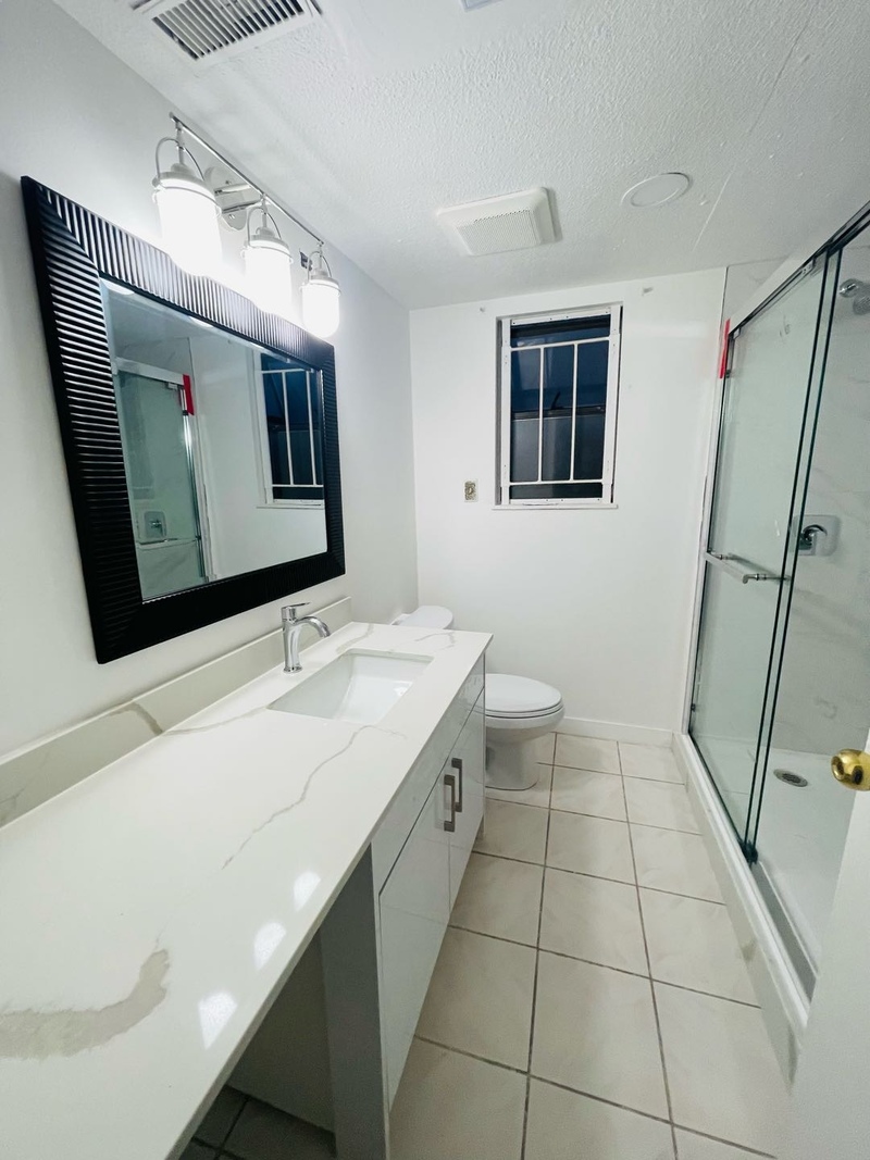 两房一厅平地全新装修出租