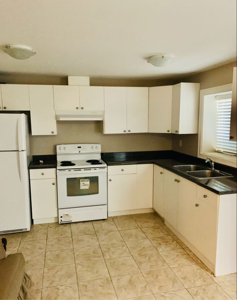 本那比学区房独立门户两居室地暖半地下，采光好，小区安静，出门有公交车站，出门有中小学，中学在本那比排名第一！2居室1厅1卫1厨带储物间，包水电及基本网络！