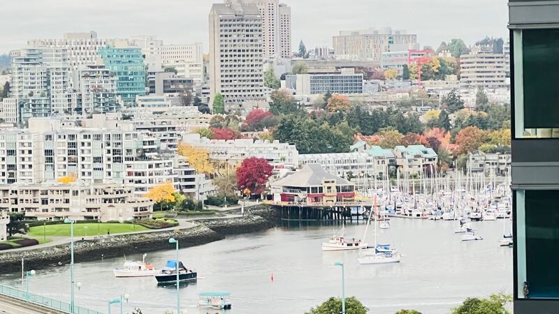 温哥华市中心海景公寓 2室2卫，招男生室友