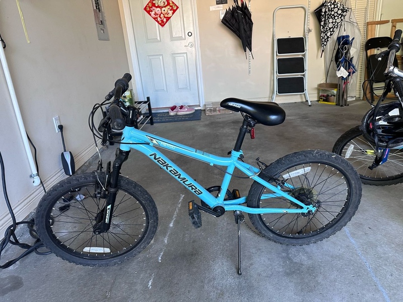 两辆小朋友自行车