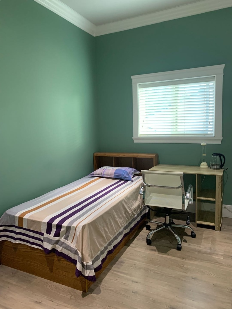 　列治文独立大屋几年新，二楼，分租，光猛一房出租