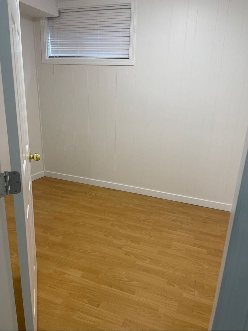 本拿比半地下1房1Den 出租