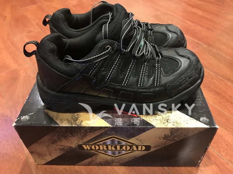 一双铁头工作鞋