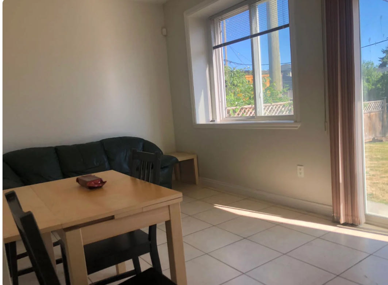 近Metrotown 天车站双拼别墅平层二房一厅