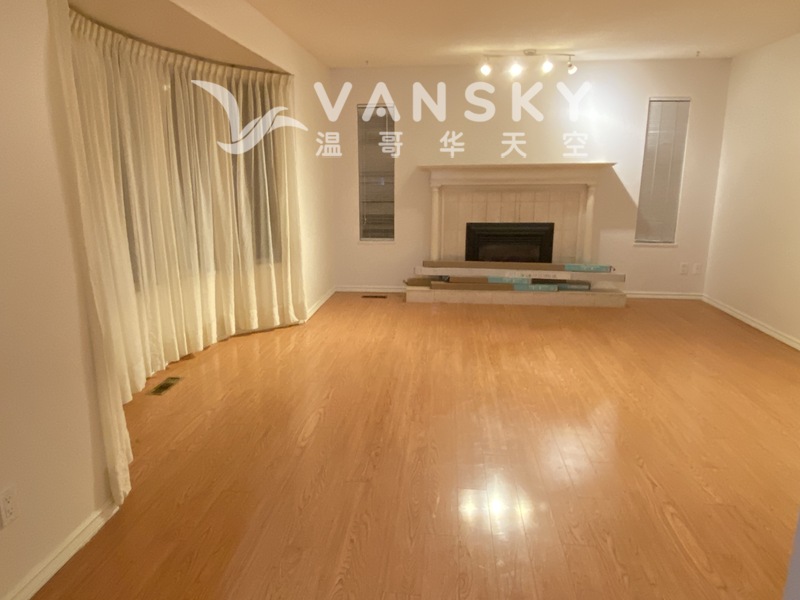 Deer Lake附近 新装修独立屋5房2卫