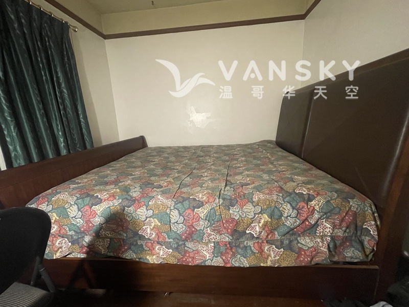 低价转让高级king size实木床和高档屏风