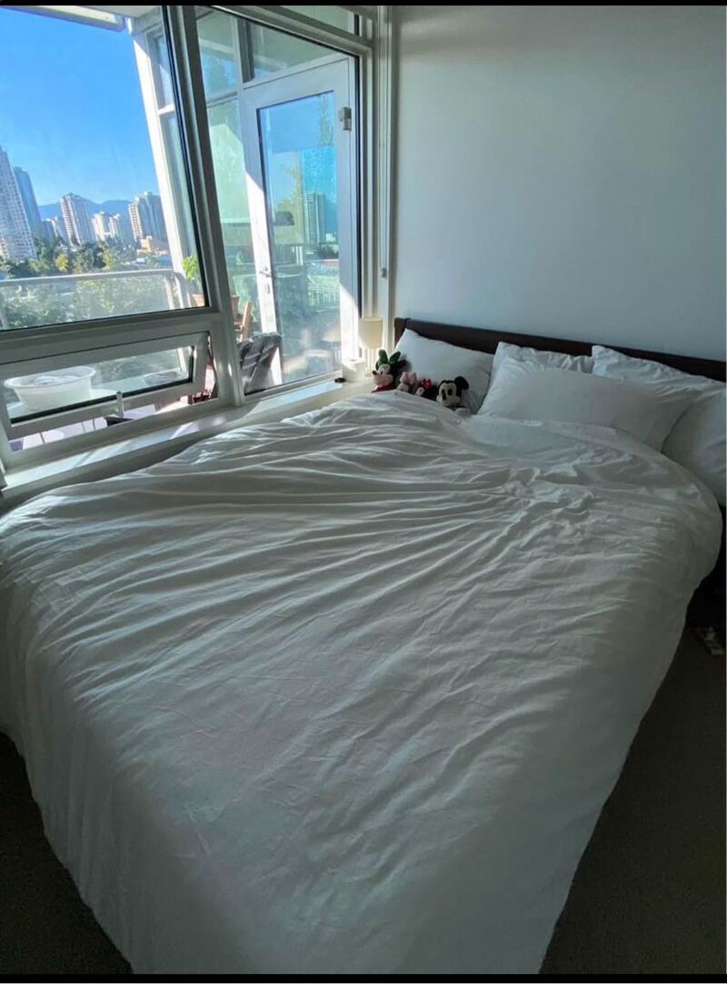 Metrotown Skytrain 正旁邊 附臥室 出租