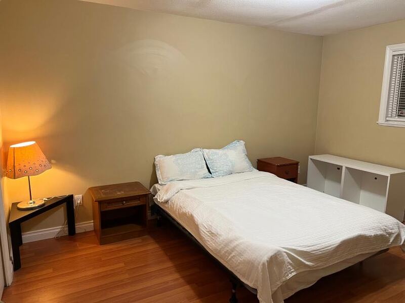 烈治文Richmond 独立出入house 的一楼一房厅廚廁近八佰伴