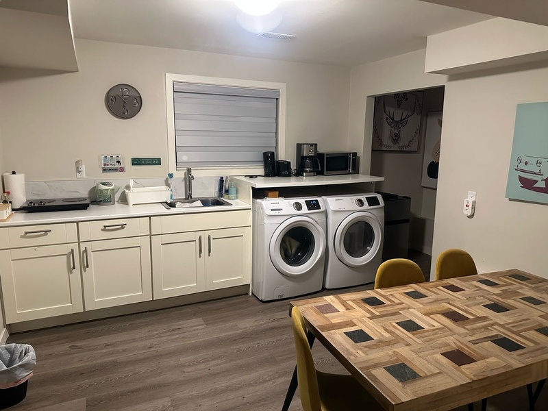 温东 Glastone E 29th Ave, 近Kingsway内街，楼下三房二卫，3房2卫带家具，水电全包