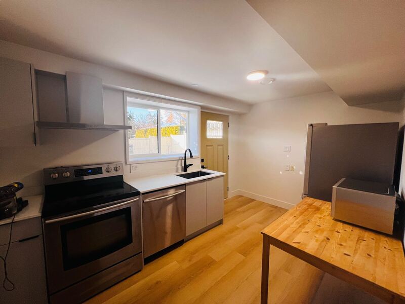 近Lougheed一层/半地下新装修