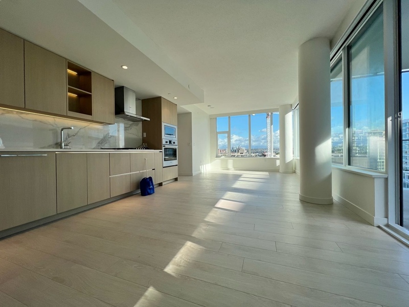 1200尺全新列治文天车站旁三房