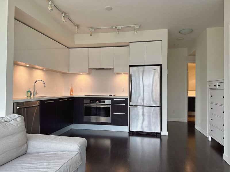 Metrotown 天车站旁豪华公寓出租