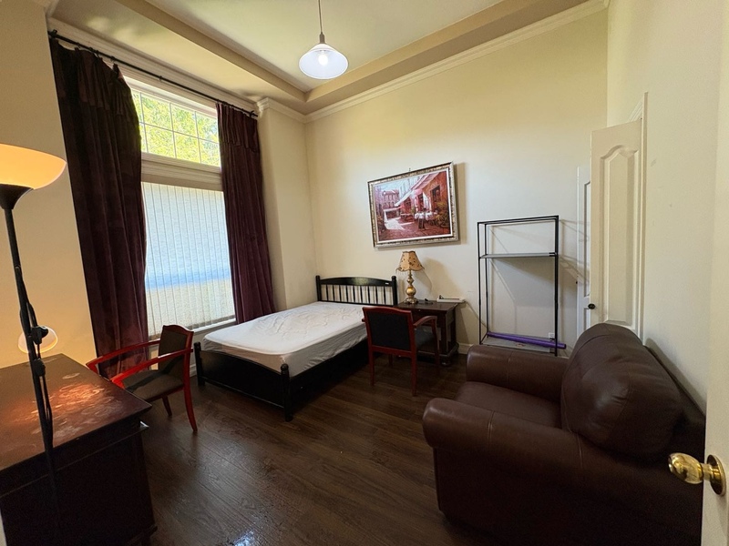 列治文市中心独栋别墅一楼单间