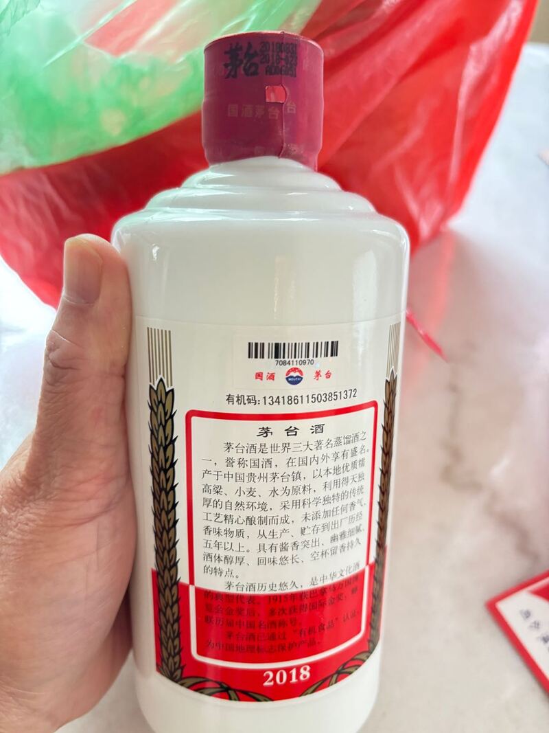 国内带回飞天茅台3瓶