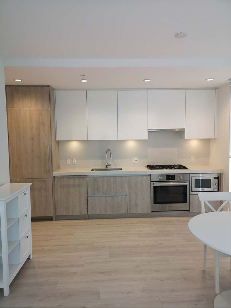 Metrotown商圈高层公寓2房2卫7月1日出租