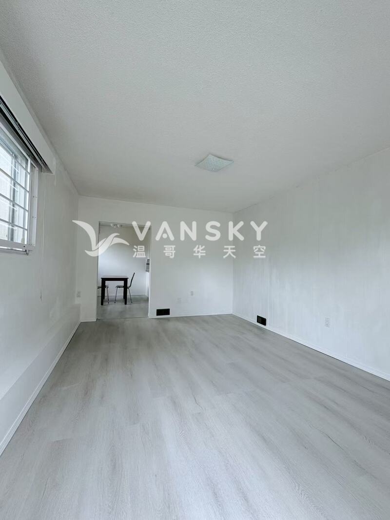 南Burnaby平地两室两厅一卫一厨